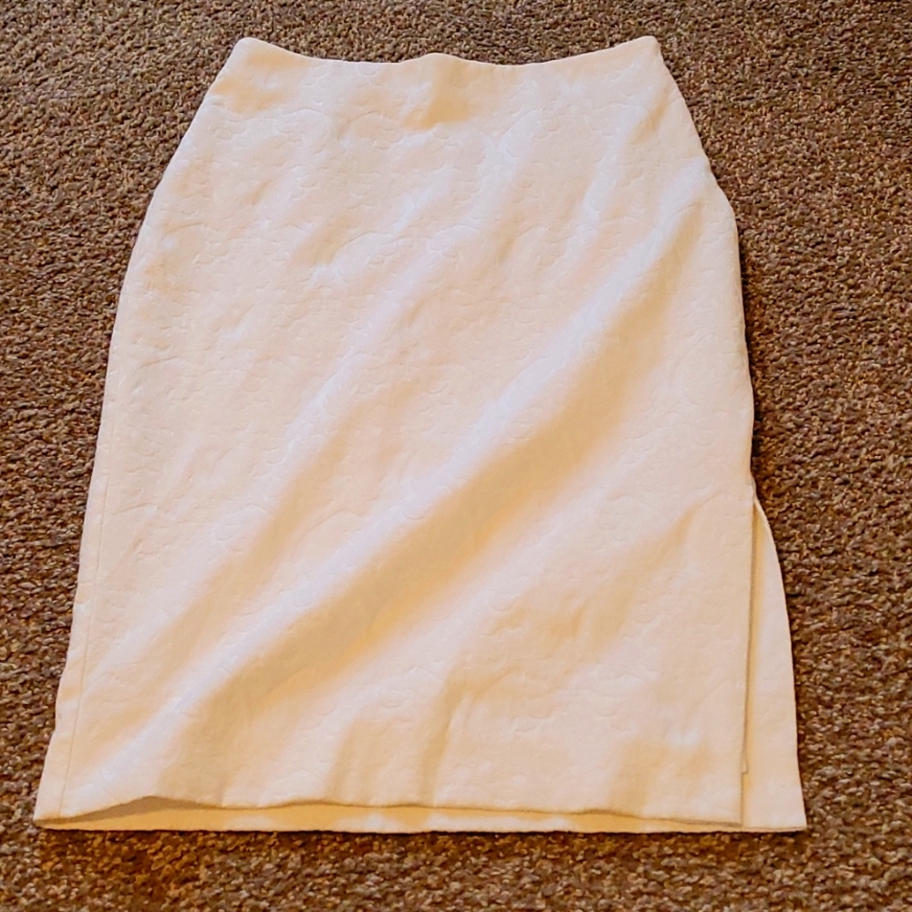 Floral detail white pencil skirt. Petite 4